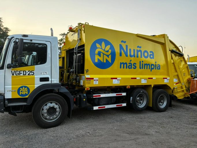 Camión recolector de basura de Ñuñoa en amarillo con la frase Ñuñoa más limpia y el logo de Ñuñoa