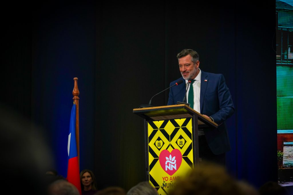 Alcalde Sichel presentando Cuenta Pública 2025 en el estrado.